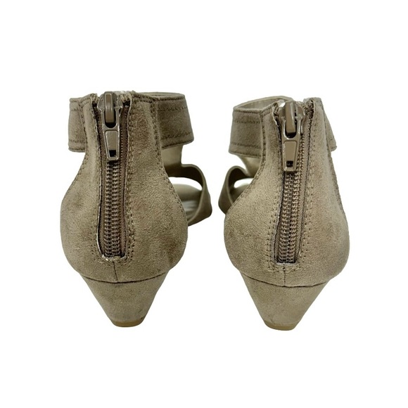 Jaclyn Smith Daphne Khaki Gray Faux Suede Strappy Wedge Heel Sandals Size 6 - Picture 4 of 15